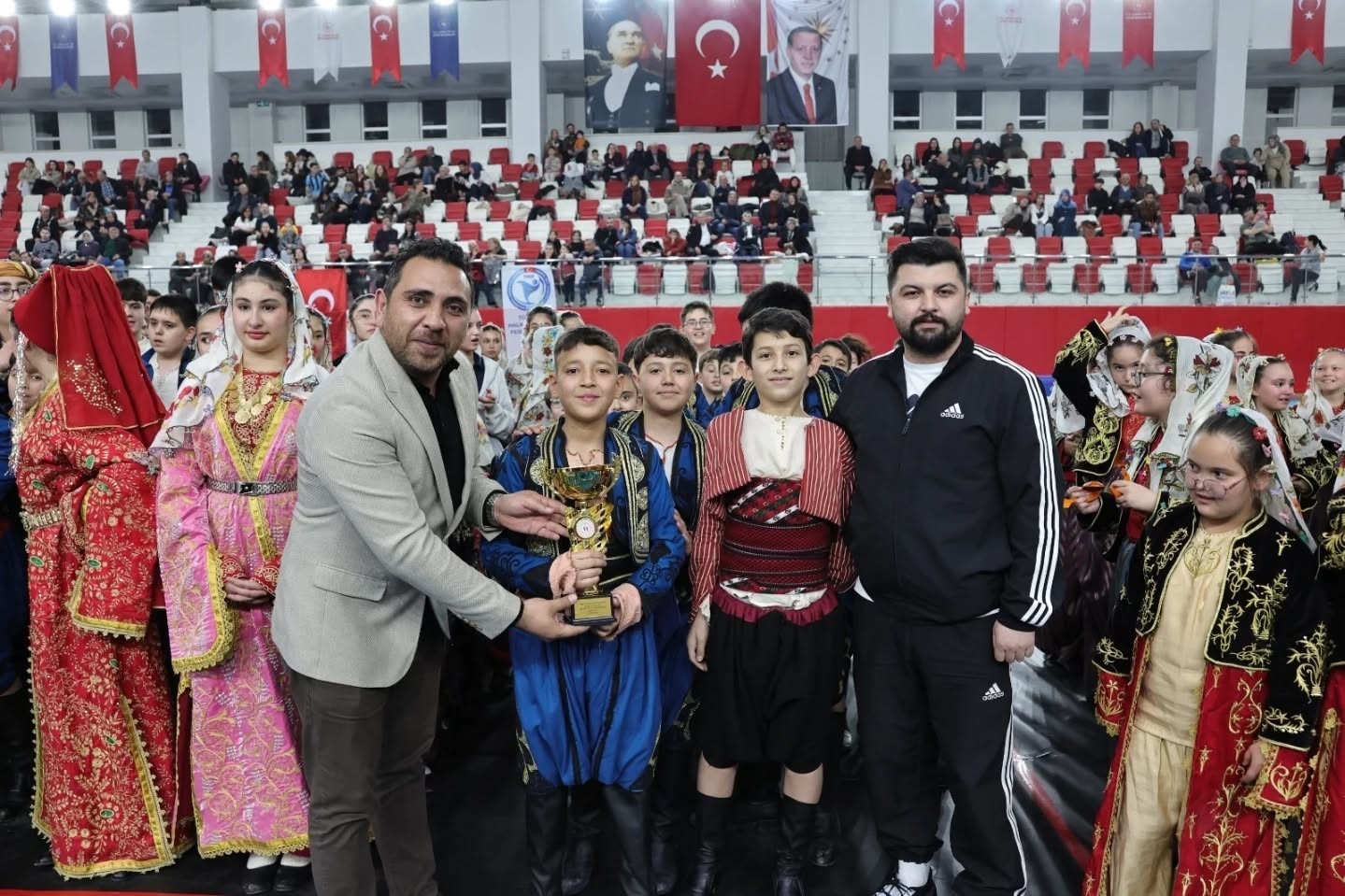 Kütahya’da halk oyunları coşkusu
