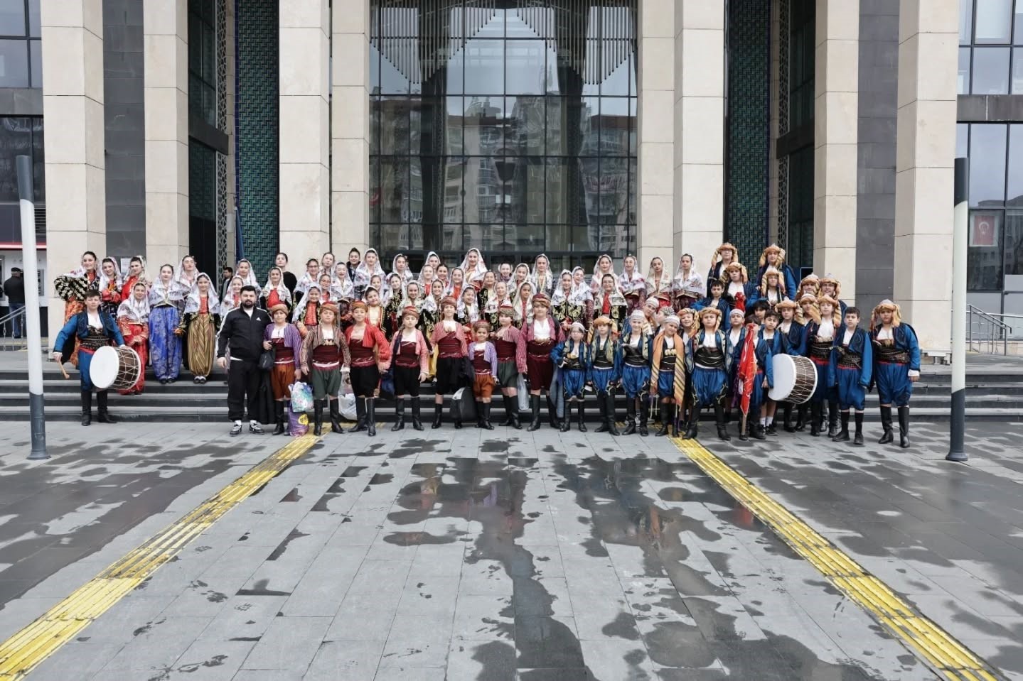 Kütahya’da halk oyunları coşkusu
