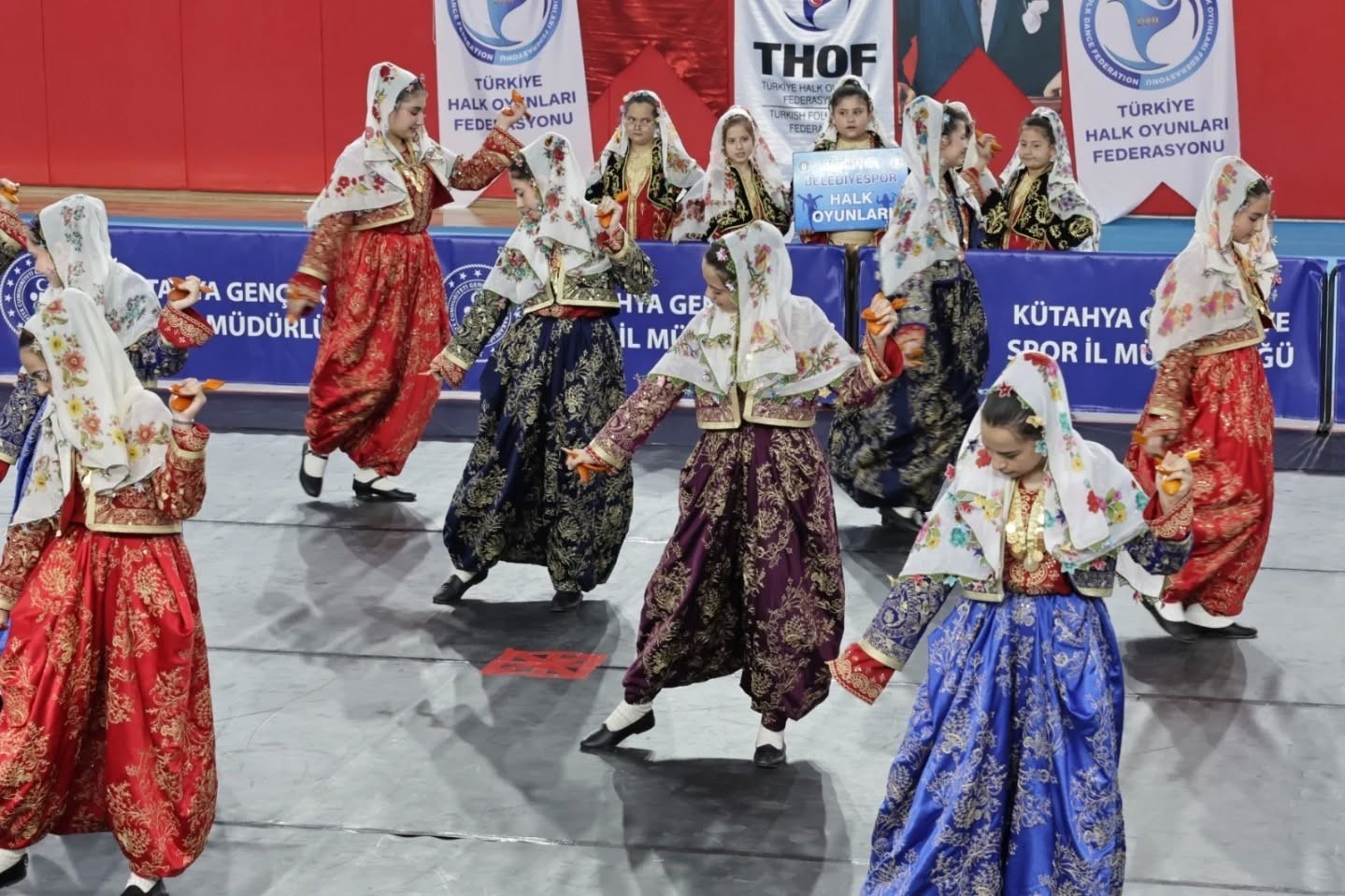 Kütahya’da halk oyunları coşkusu
