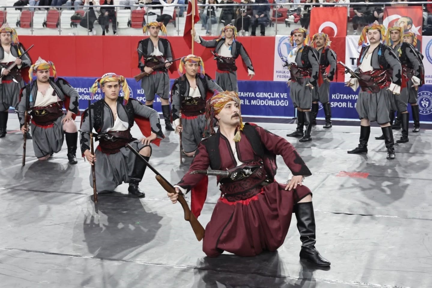 Kütahya’da halk oyunları coşkusu
