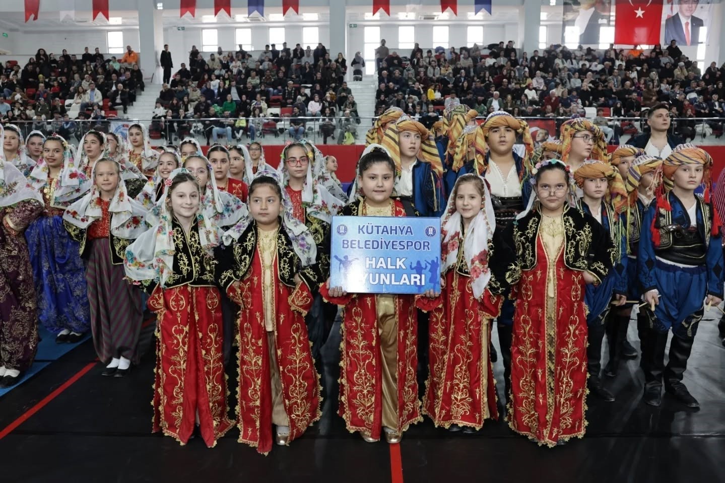 Kütahya’da halk oyunları coşkusu
