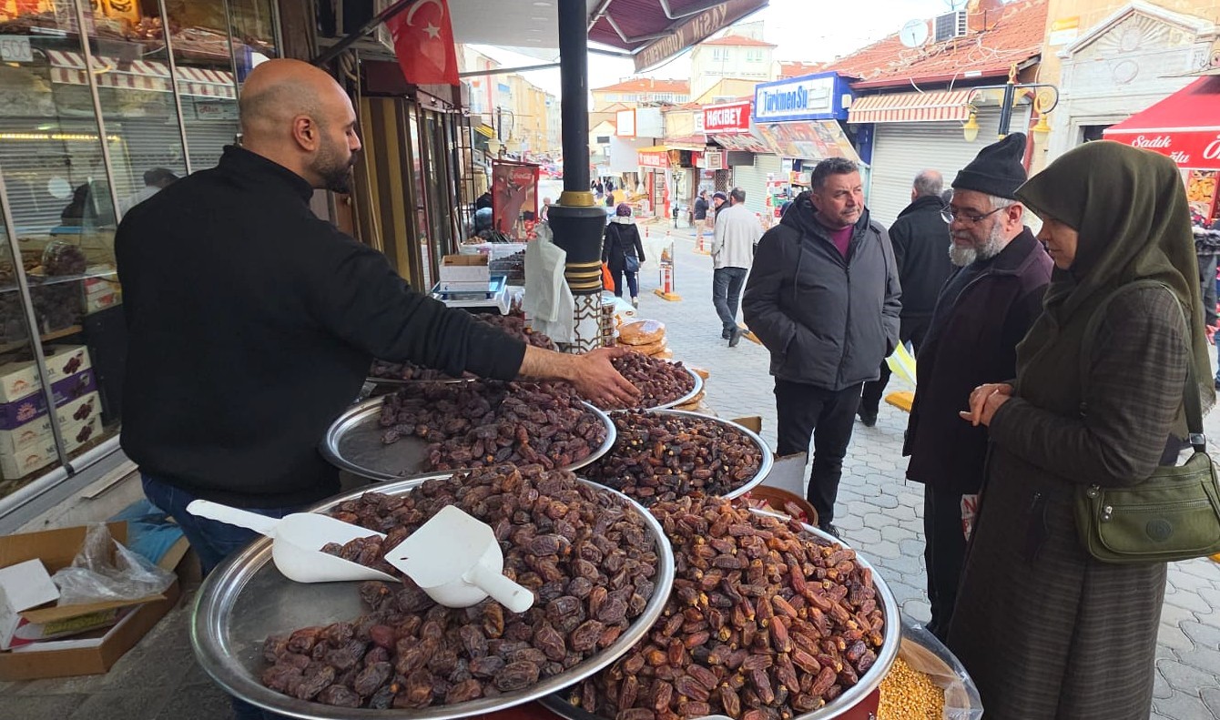 Kütahya’da hurma tezgâhlardaki yerini aldı, fiyatlar 150 TL’den başlıyor
