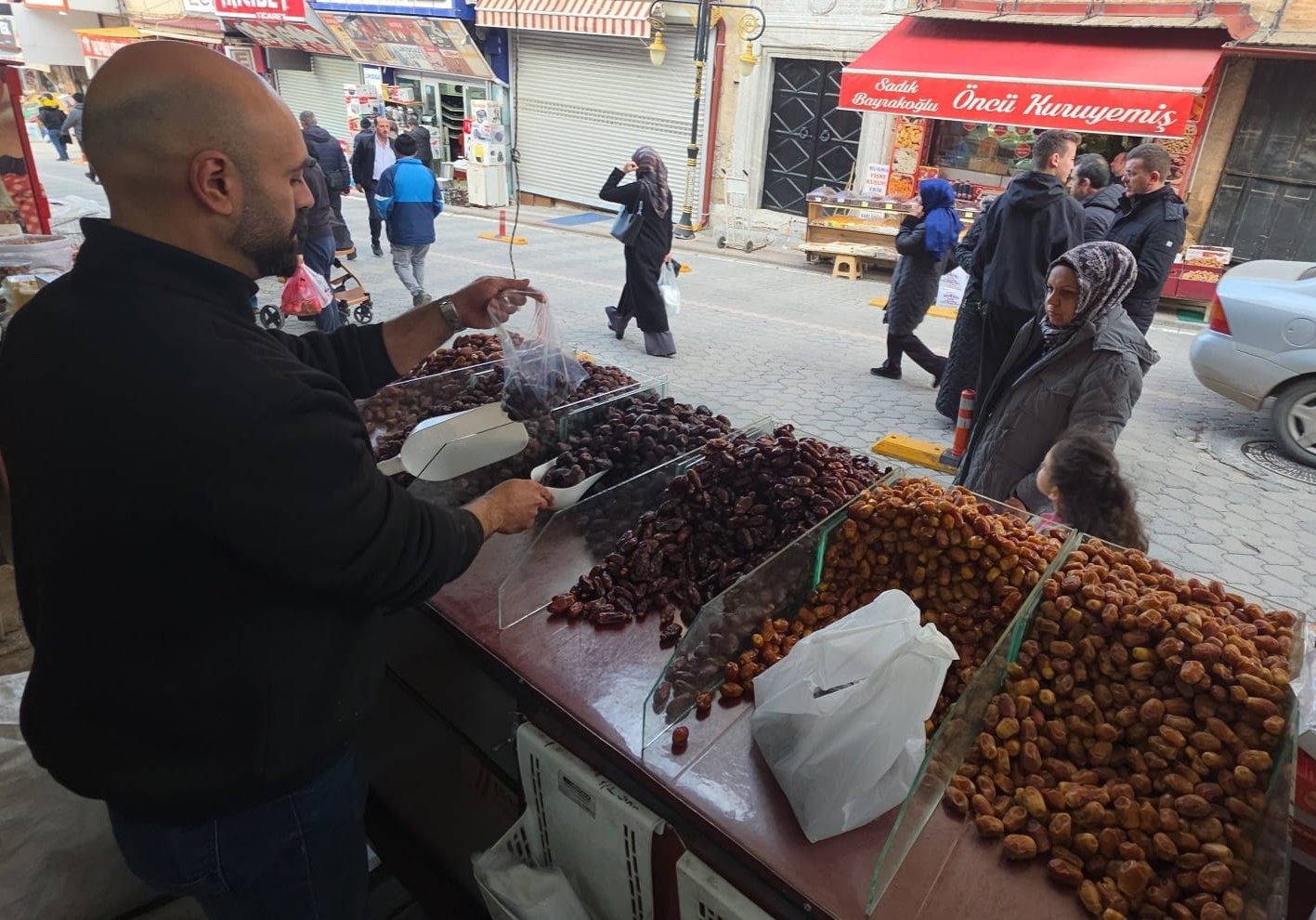 Kütahya’da hurma tezgâhlardaki yerini aldı, fiyatlar 150 TL’den başlıyor
