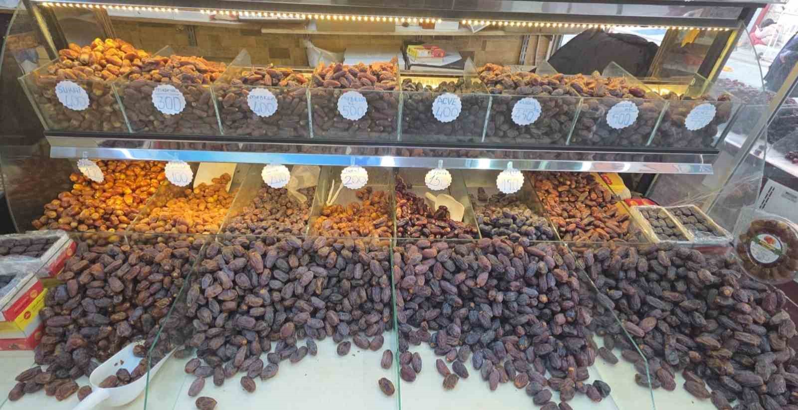 Kütahya’da hurma tezgâhlardaki yerini aldı, fiyatlar 150 TL’den başlıyor
