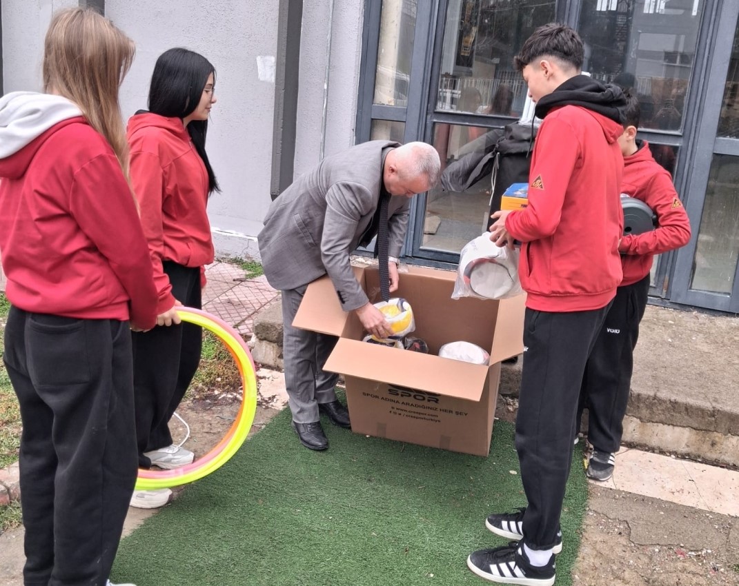 Kütahya’da ihtiyaç sahibi okullara donatım, oyuncak ve spor malzemesi desteği
