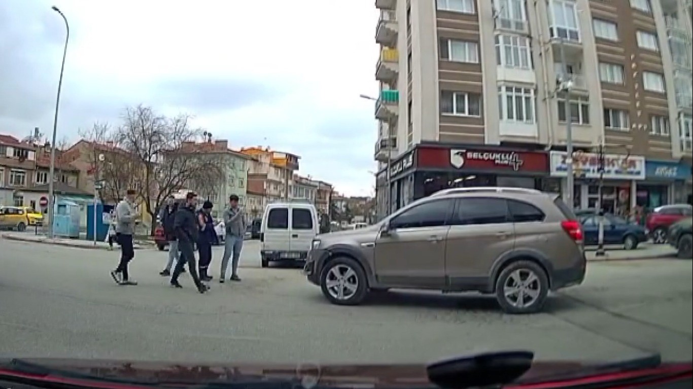 Kütahya’da iki aracın çarpışması kameralara yansıdı
