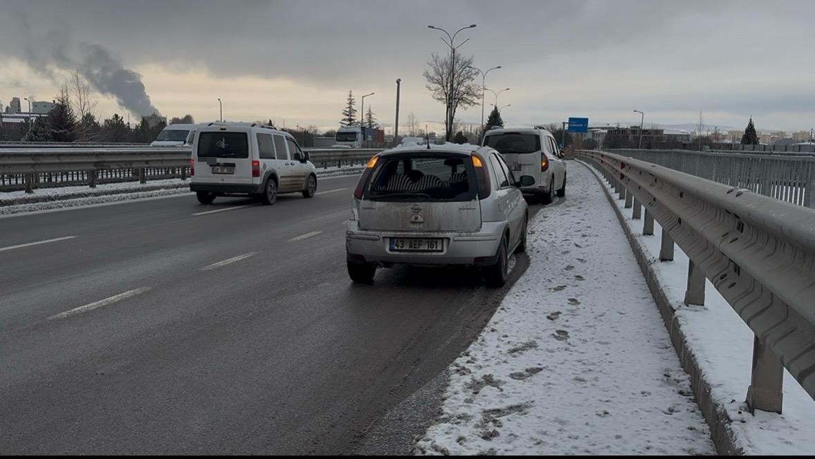 Kütahya’da iki otomobil çarpıştı: 1 yaralı
