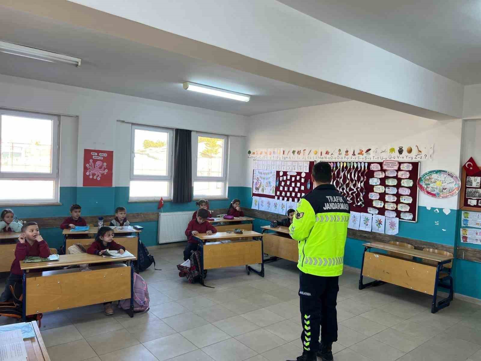 Kütahya’da jandarmadan öğrencilere trafik eğitimi
