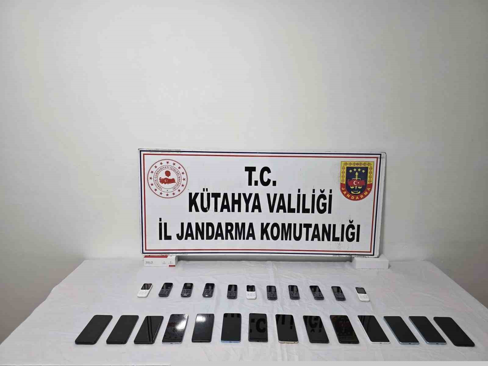Kütahya’da kaçak telefon operasyonu, 29 telefon ele geçirildi
