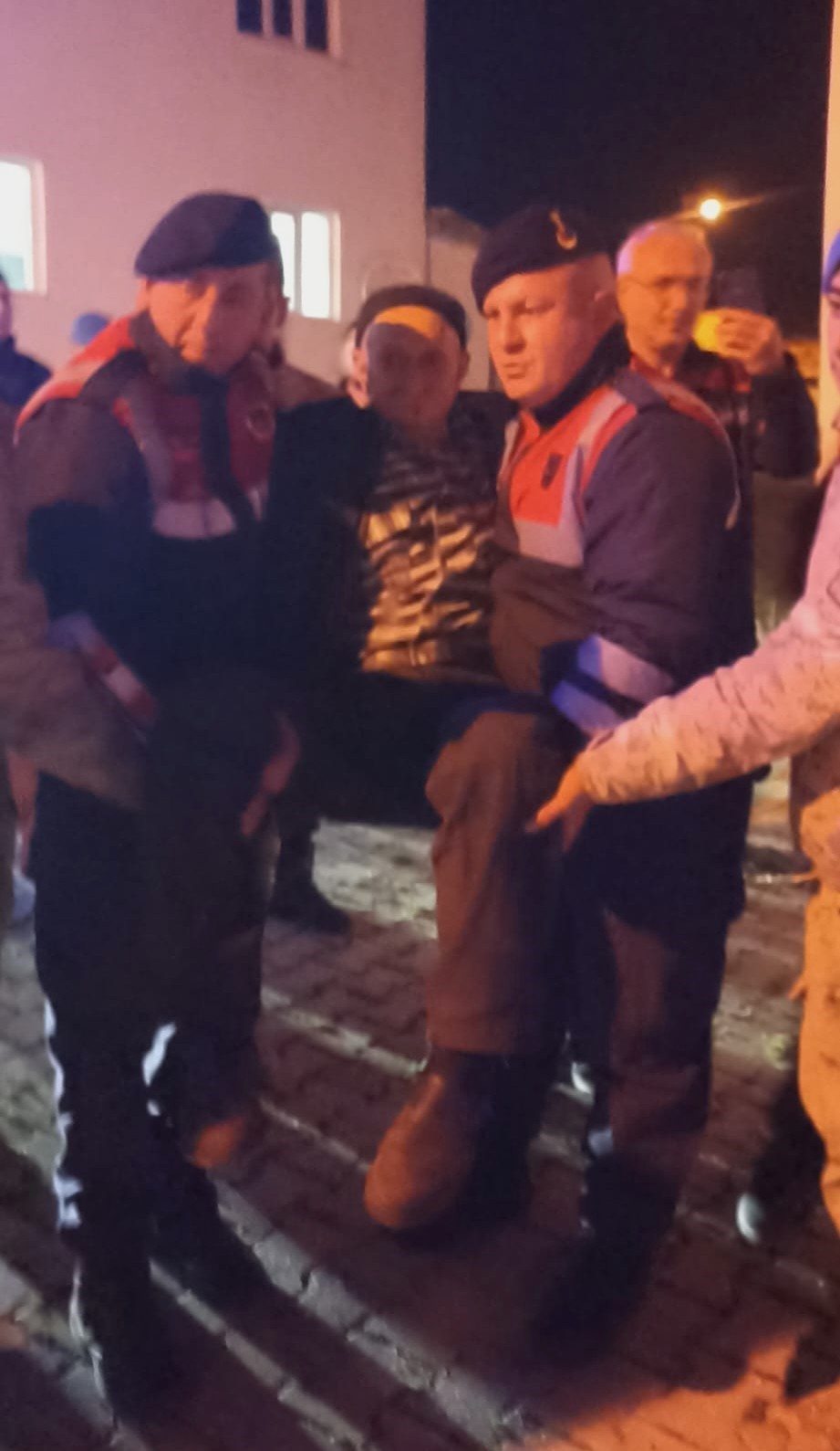 Kütahya’da kayıp yaşlı şahıs köyünden 8 kilometre uzakta sağ olarak bulundu
