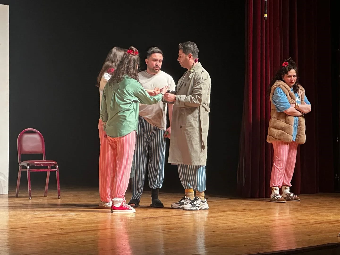 Kütahya’da "Keçileri Kaçırıyorum" oyunu tiyatroseverlerle buluştu
