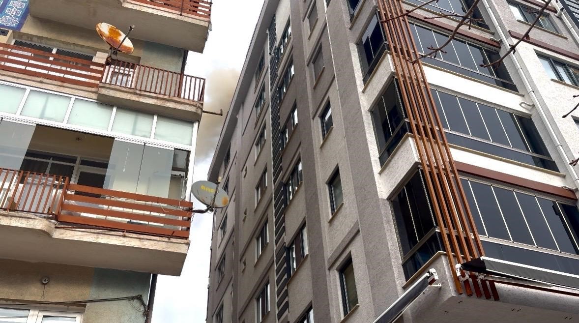 Kütahya’da korkutan yangın, 3 kişi dumandan etkilendi
