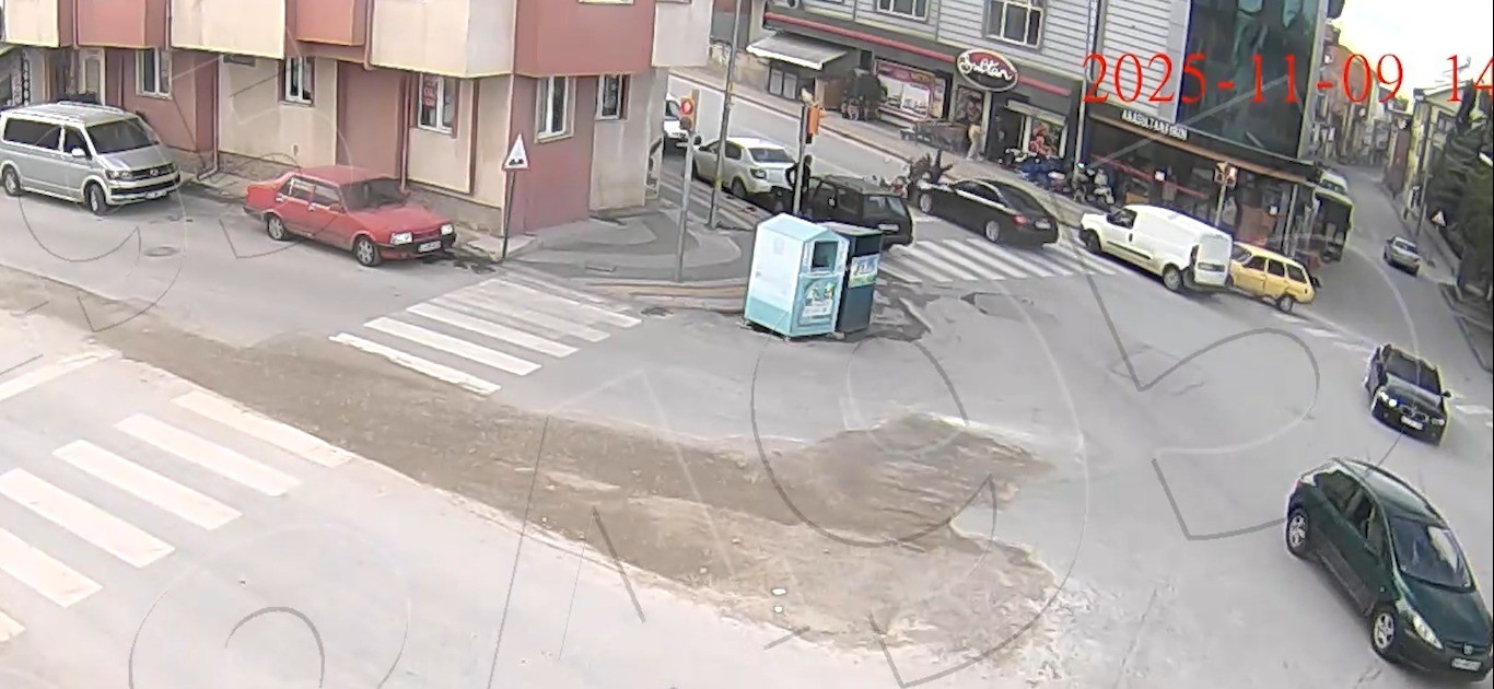 Kütahya’da kuryeye yaya geçidinde otomobil çarptı
