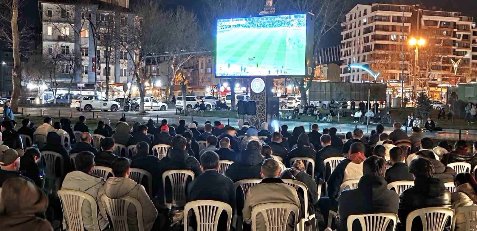 Kütahya’da milli maç coşkusu dev ekrana taşındı

