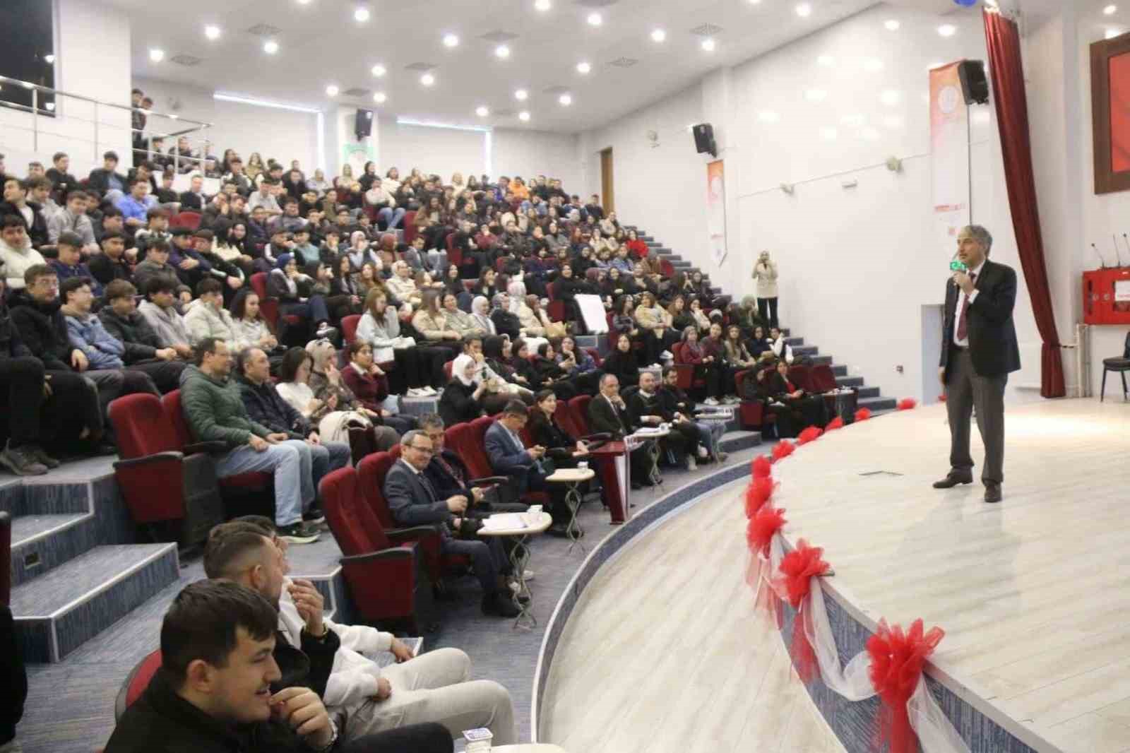 Kütahya’da öğrencilere girişimcilik eğitimi
Kütahya’da öğrencilere girişimcilik eğitimi