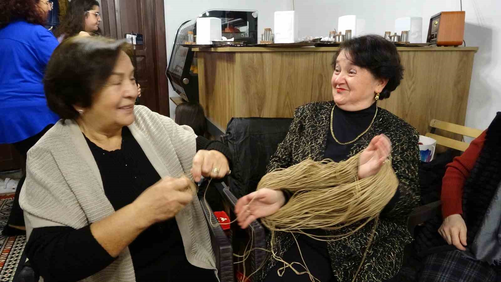 Kütahya’da "Örgünü al da gel" etkinliği kadınları bir araya getirdi
