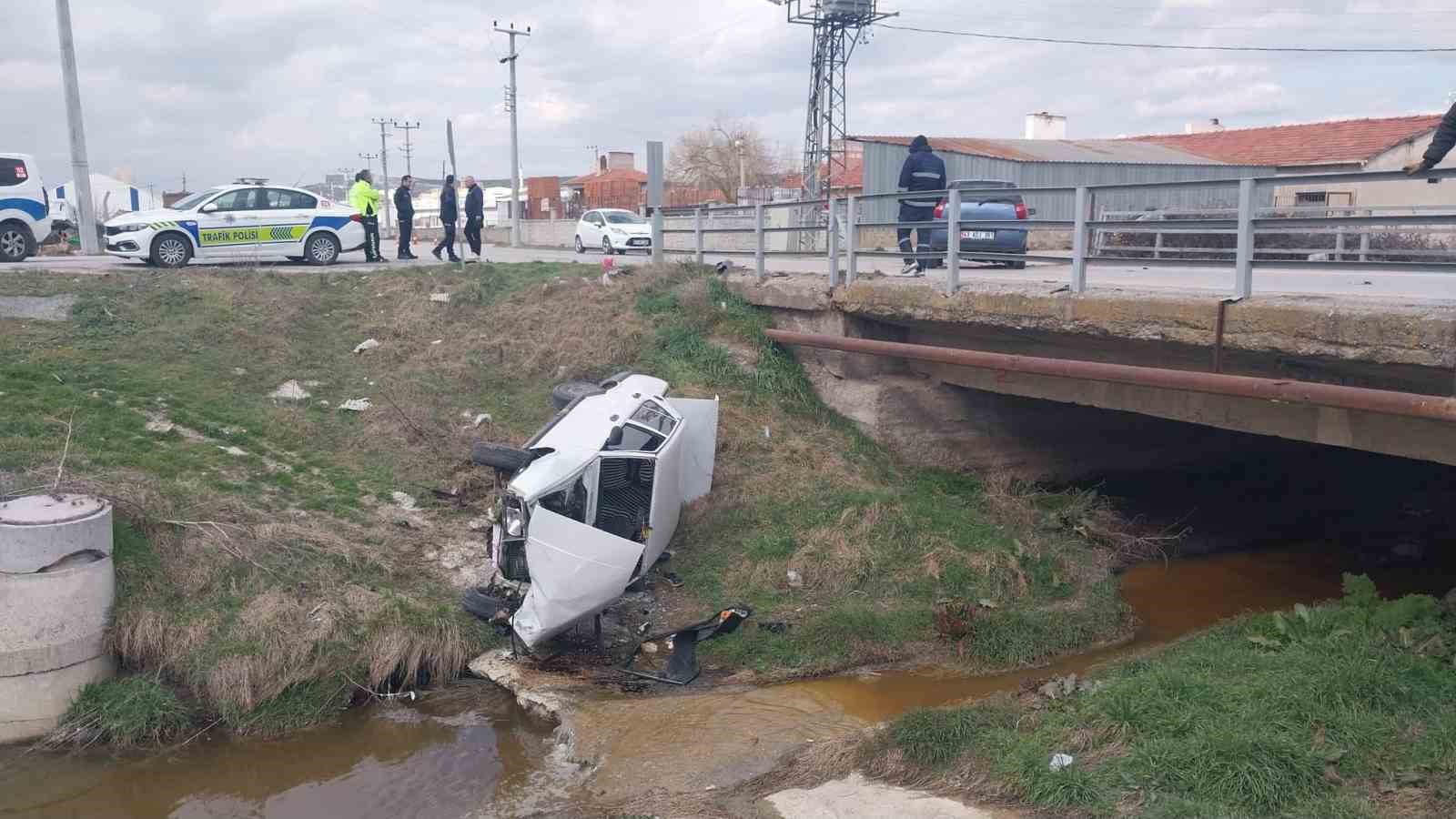 Kütahya’da otomobille çarpışan araç dereye uçtu: 3 yaralı
