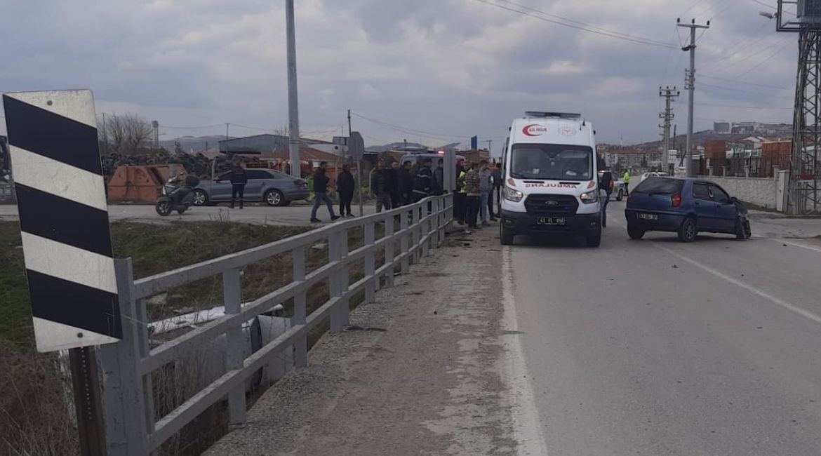 Kütahya’da otomobille çarpışan araç dereye uçtu: 3 yaralı
