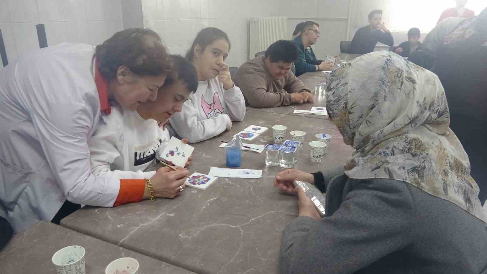 Kütahya’da özel öğrenciler çini sanatıyla buluştu
