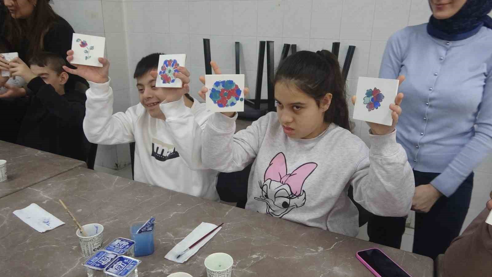 Kütahya’da özel öğrenciler çini sanatıyla buluştu
