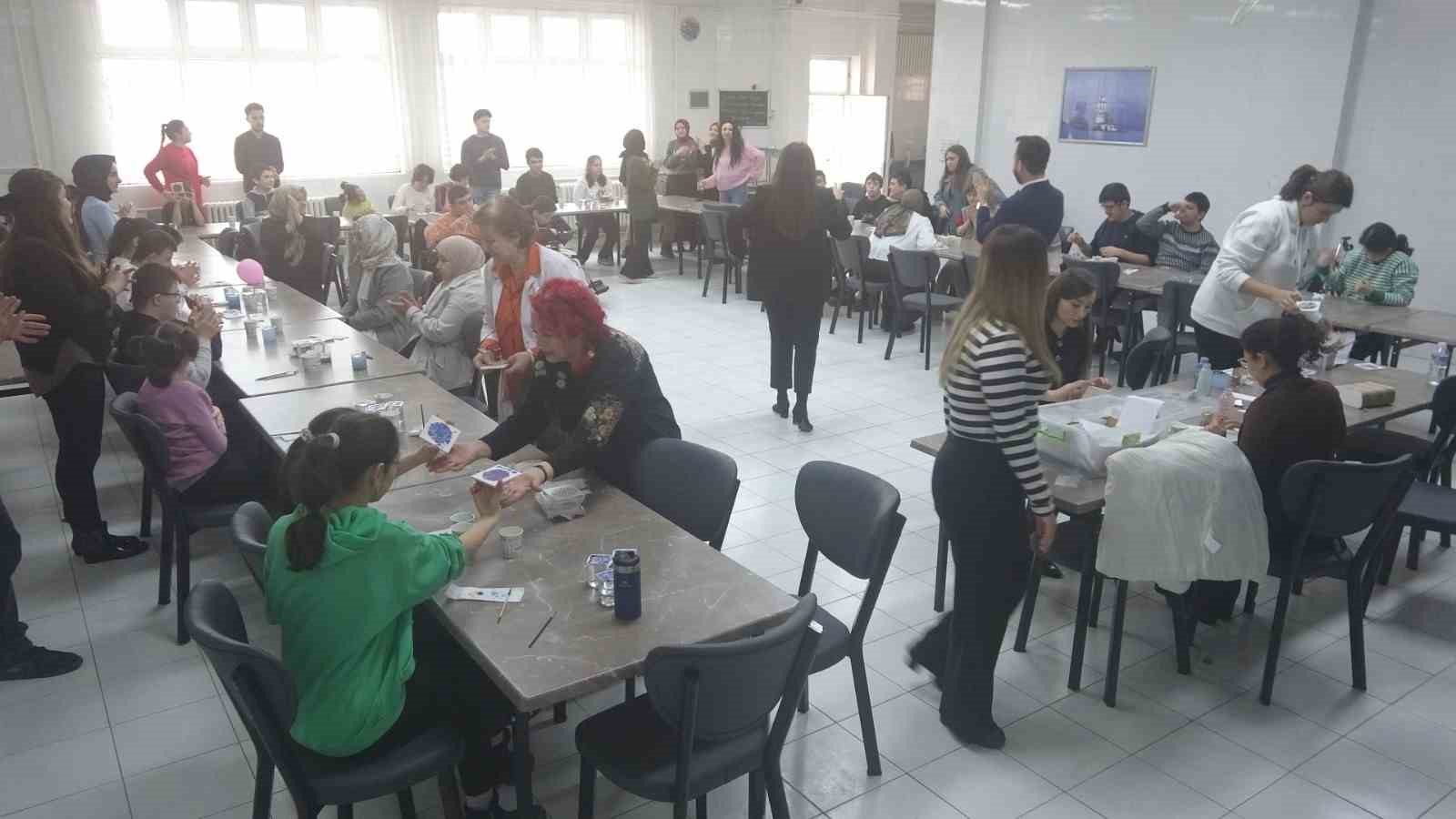 Kütahya’da özel öğrenciler çini sanatıyla buluştu
