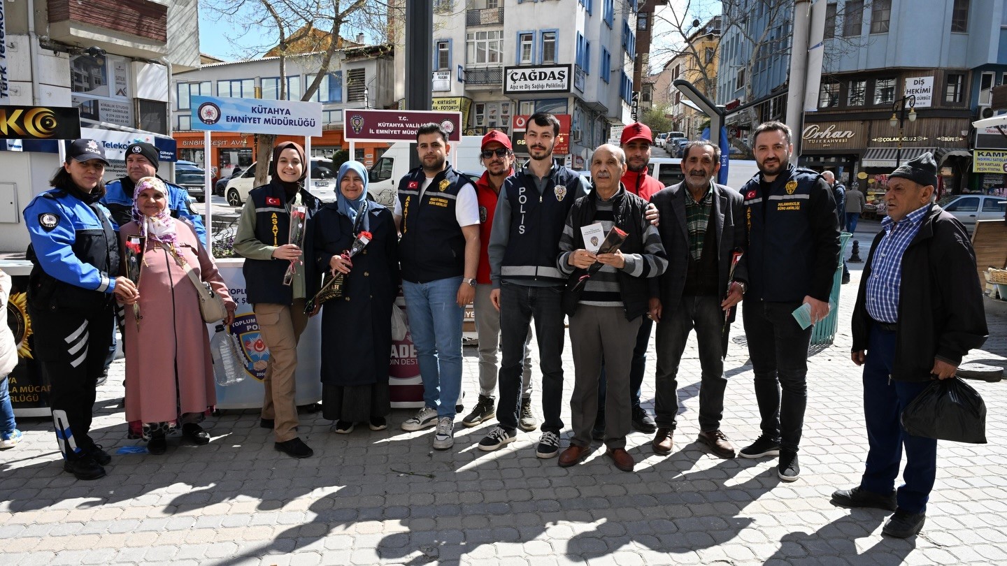 Kütahya’da Polis Haftası’nda bilgilendirme stantları kuruldu

