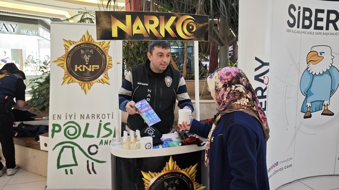 Kütahya’da Polis Haftası’nda bilgilendirme stantları kuruldu
