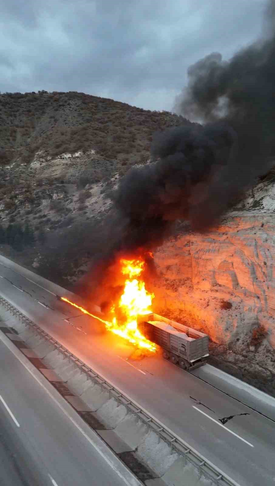 Kütahya’da seyir halindeki tır alevlere teslim oldu
