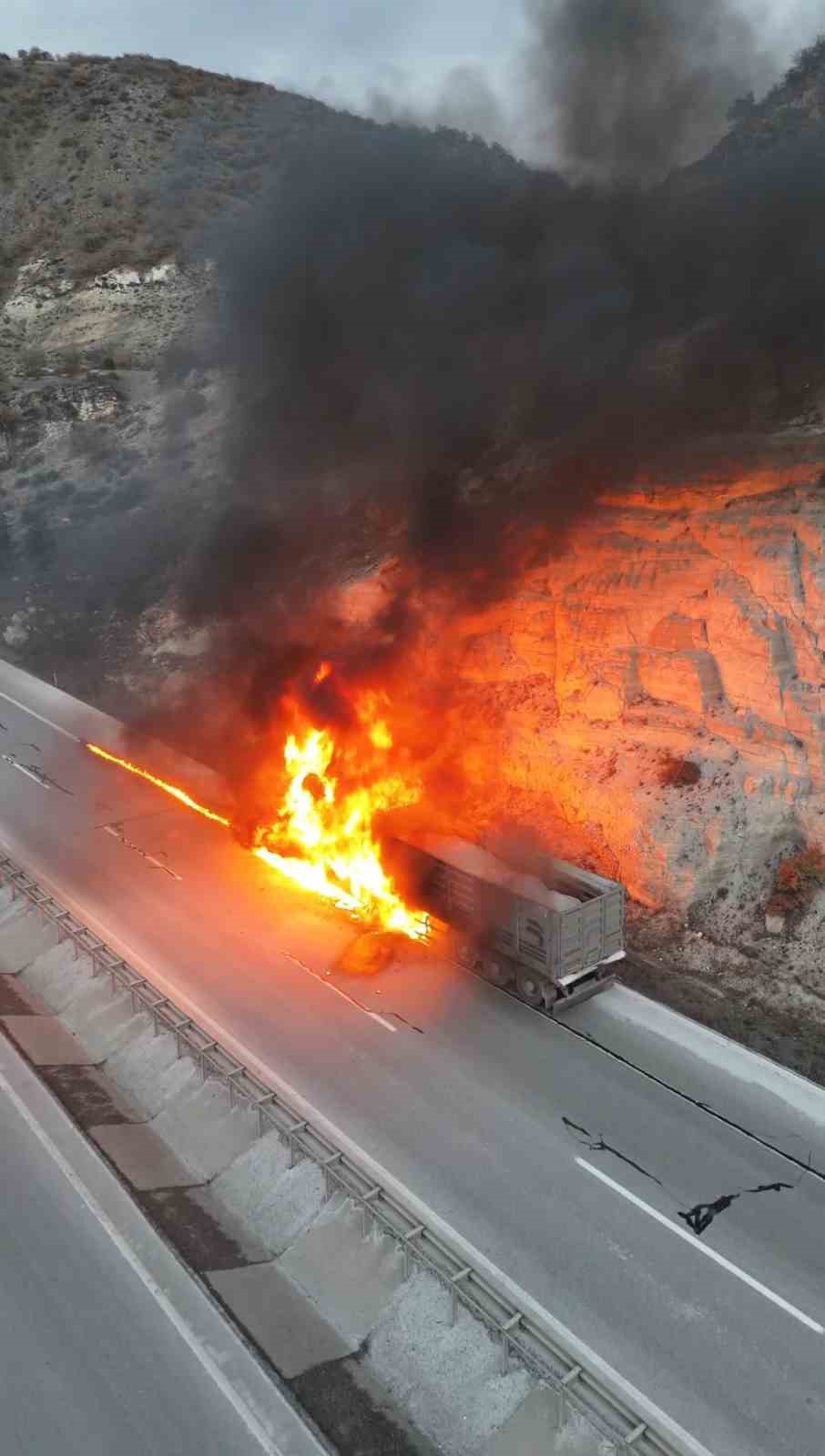 Kütahya’da seyir halindeki tır alevlere teslim oldu

