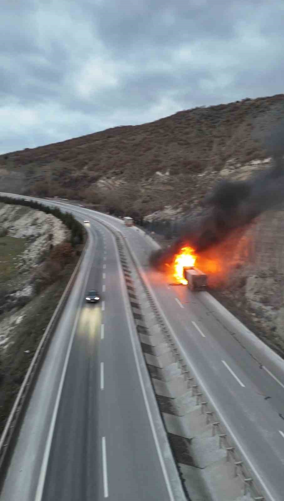 Kütahya’da seyir halindeki tır alevlere teslim oldu
