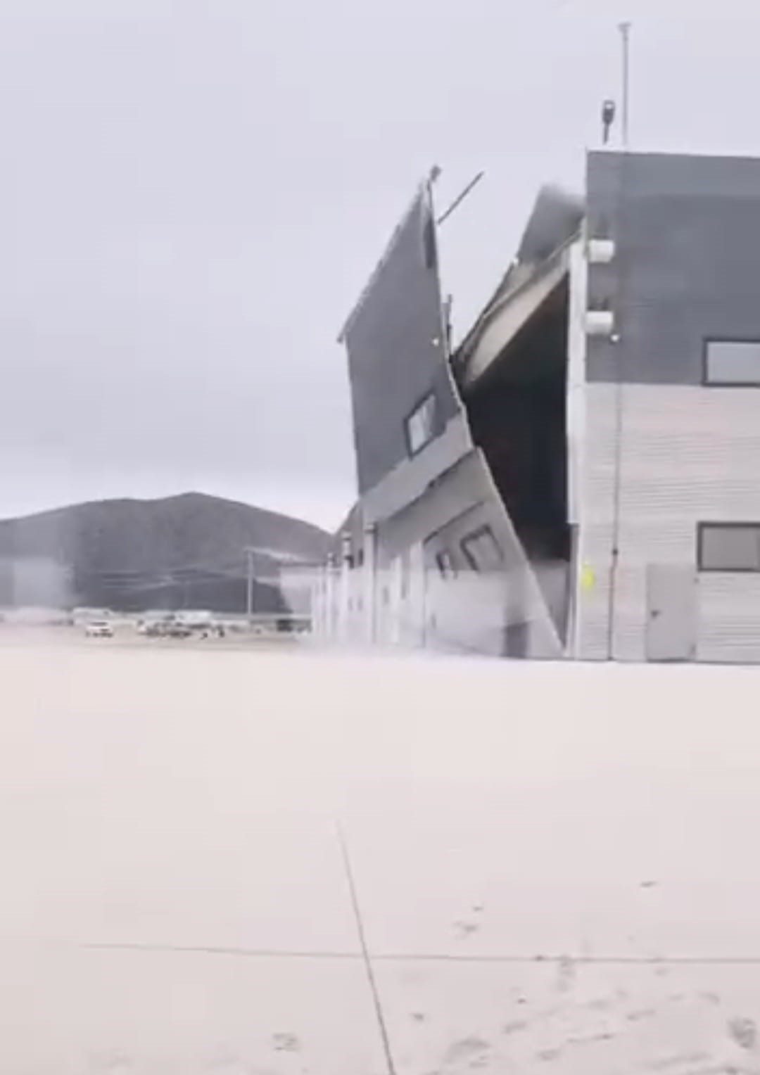 Kütahya’da şiddetli rüzgâr fabrikanın duvarını işte böyle yıktı
