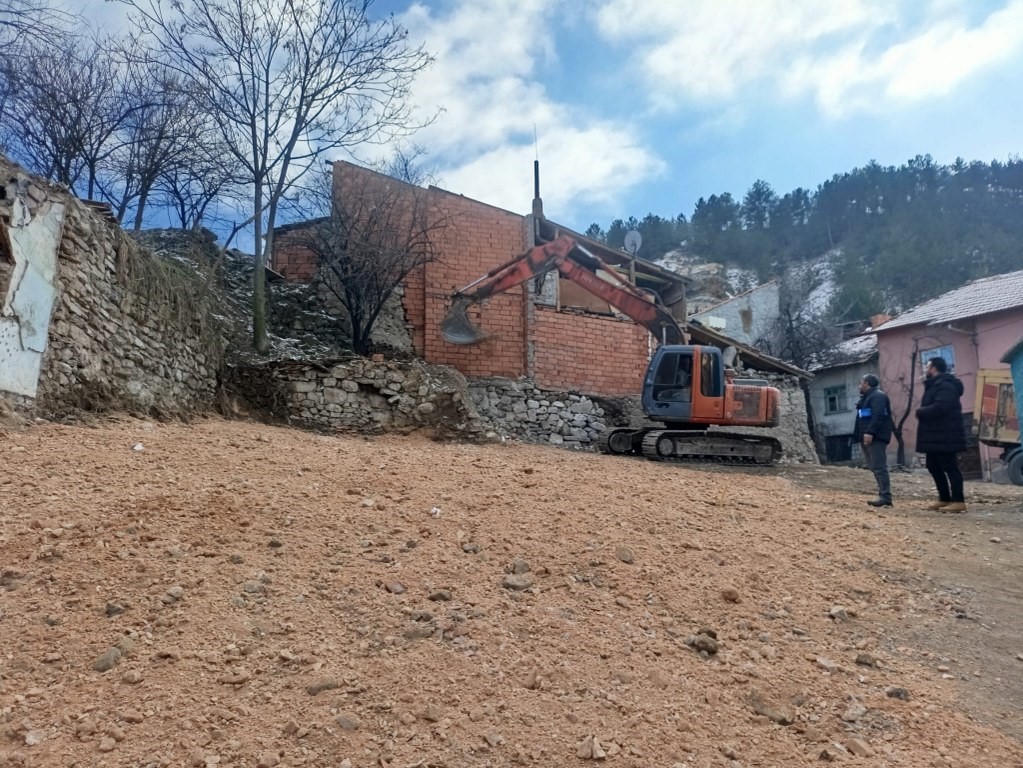 Kütahya’da tarihi caminin çevresindeki görüntü kirliliği ortadan kaldırıldı
