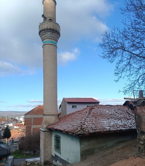 Kütahya’da tarihi caminin çevresindeki görüntü kirliliği ortadan kaldırıldı
