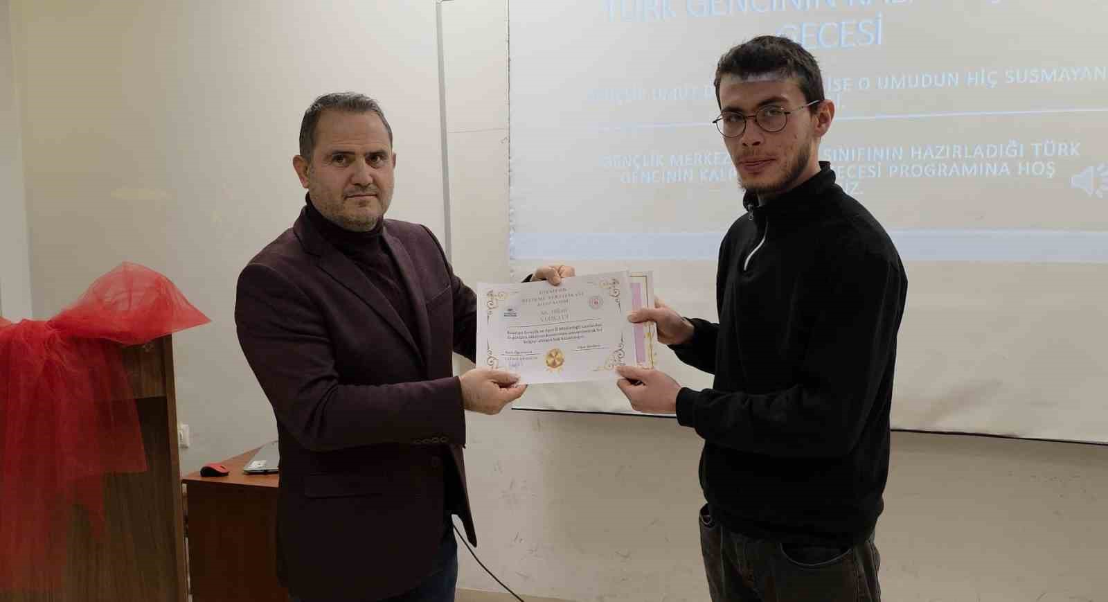 Kütahya’da "Türk Gencinin Kalp Atışı" Şiir Gecesi düzenlendi
