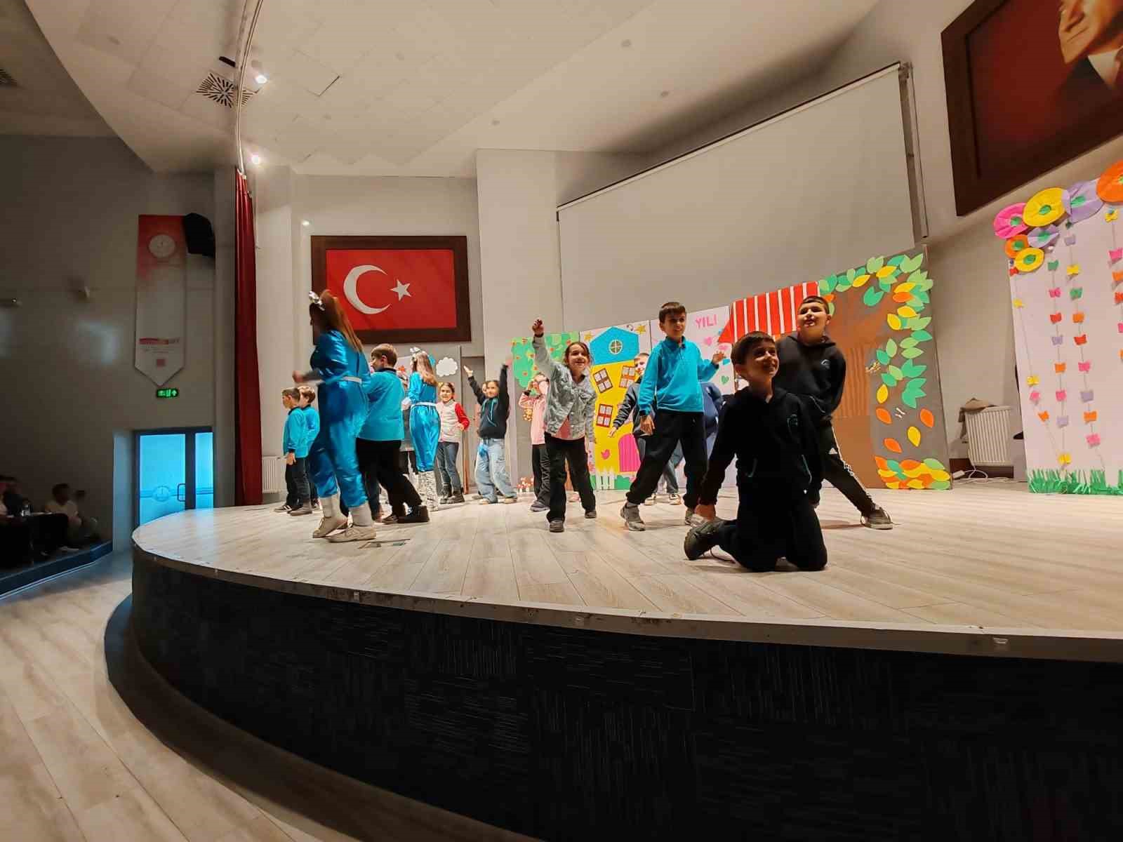 Kütahya’da "Zamanda Aile Yolculuğu" adlı çocuk tiyatrosu son kez sahnelendi
