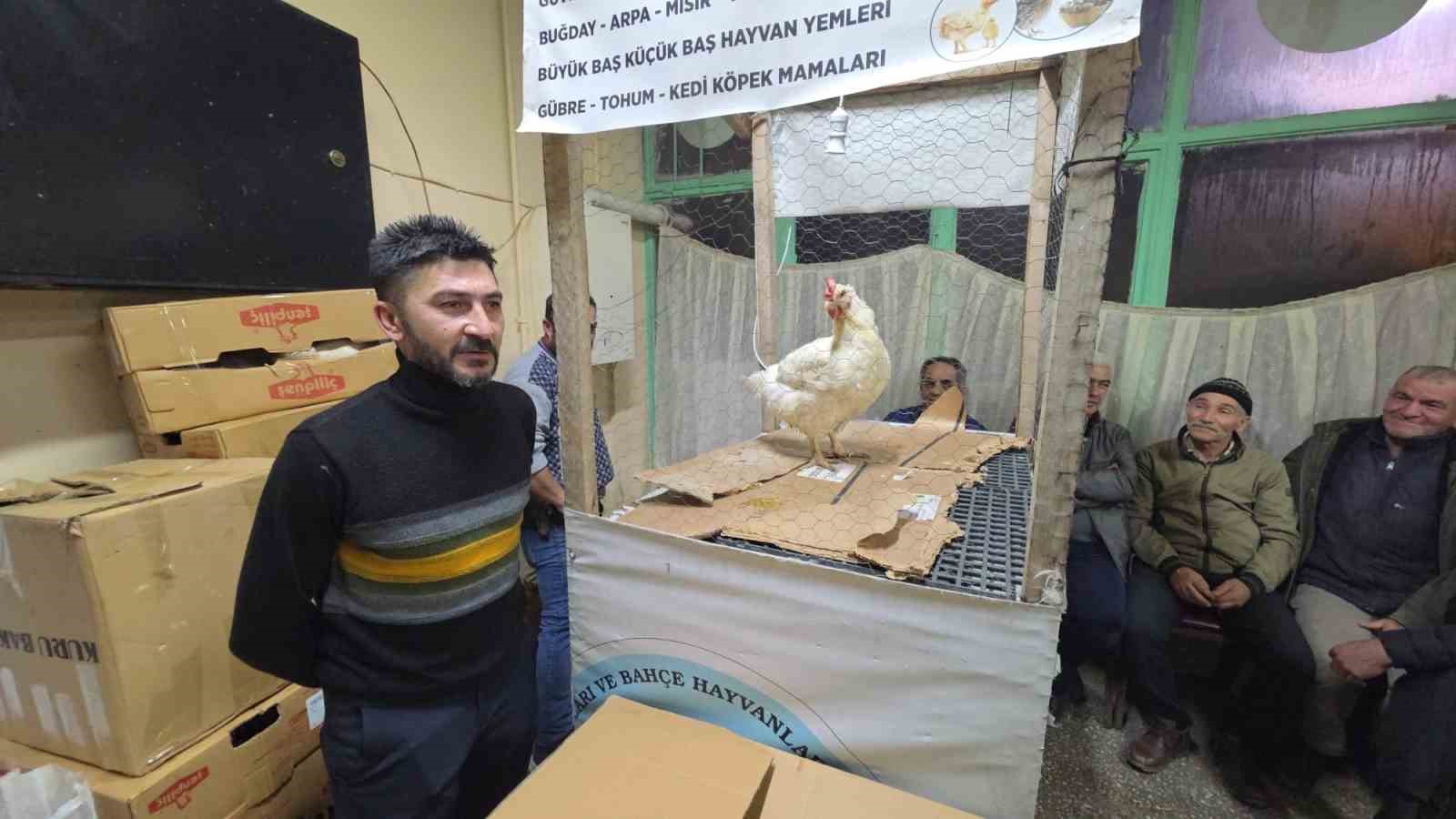 Kütahya’daki süs tavukları açık artırmayla satıldı
