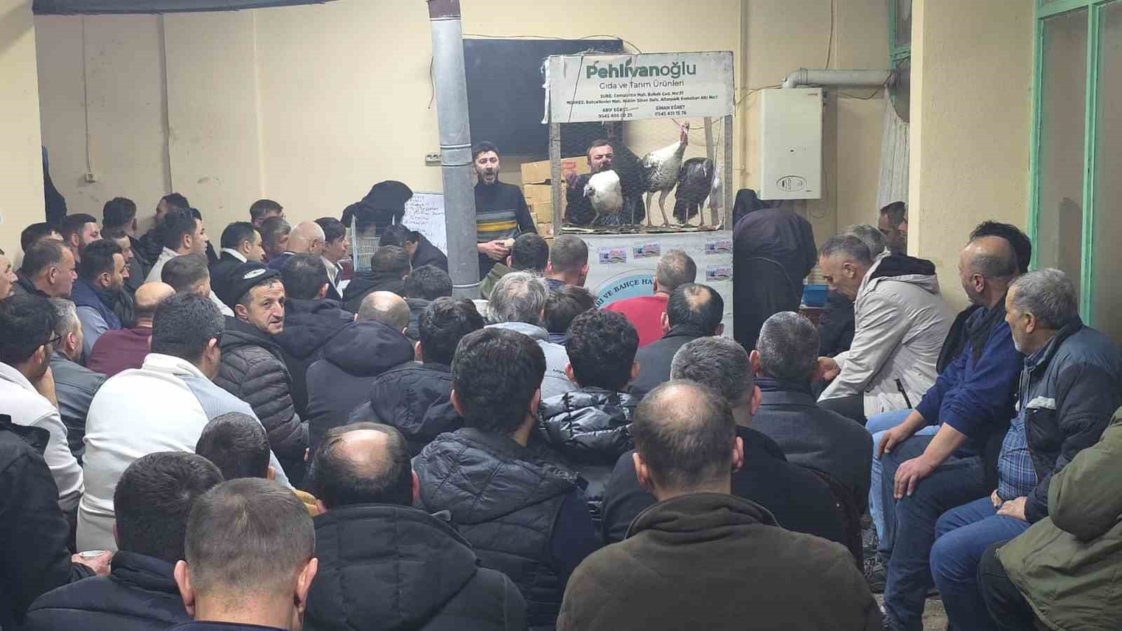 Kütahya’daki süs tavukları açık artırmayla satıldı
