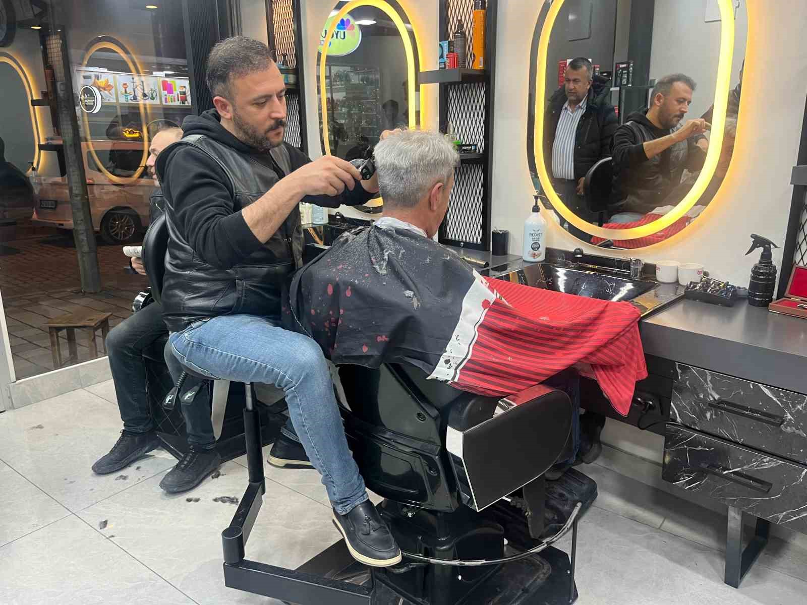 Kütahyalı berberden örnek çözüm: Mesleğini bırakmadı, koltuğu dönüştürdü
