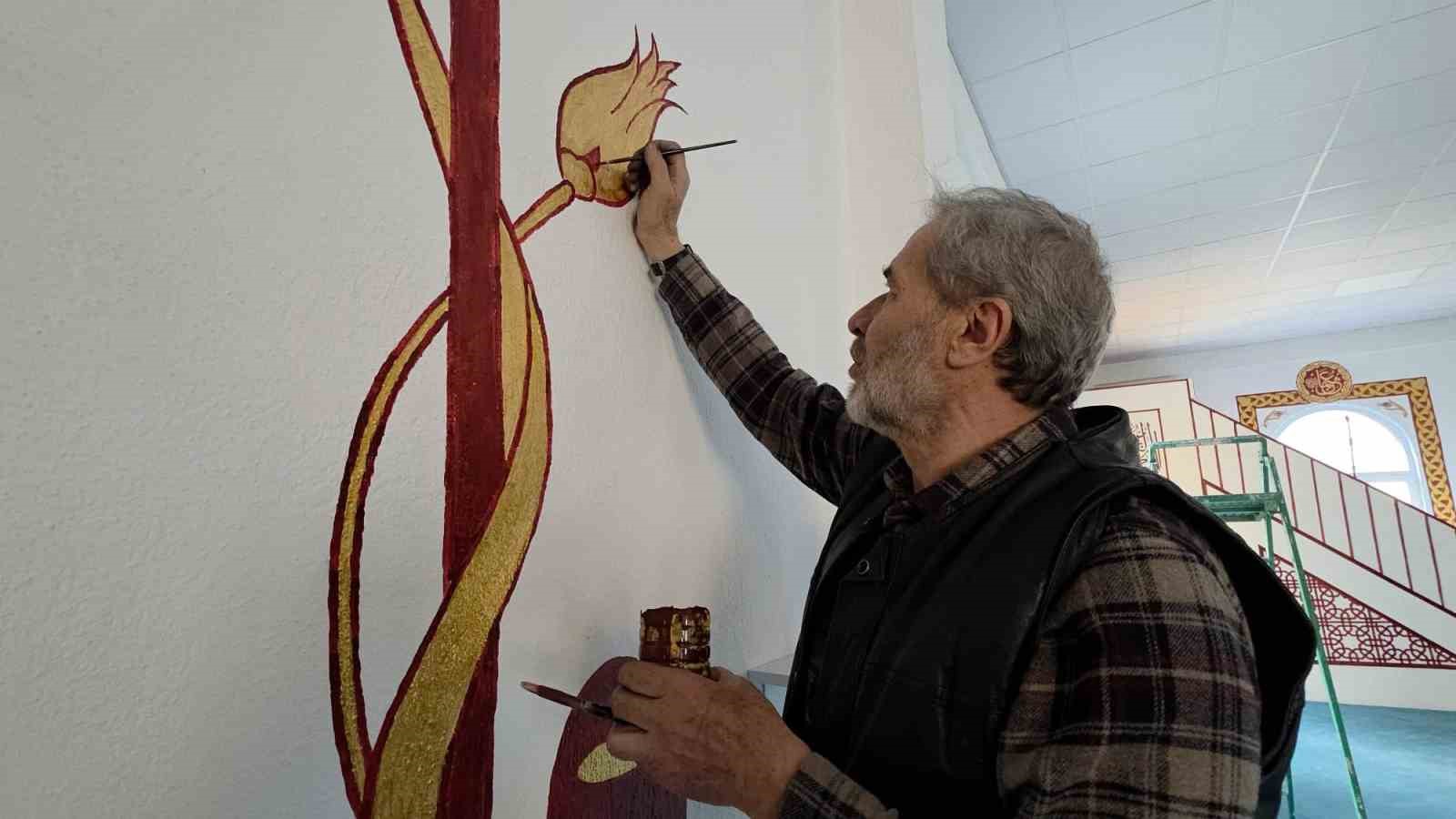 Kütahyalı imam görev yaptığı camileri hat ve nakkaş sanatı ile süslüyor
