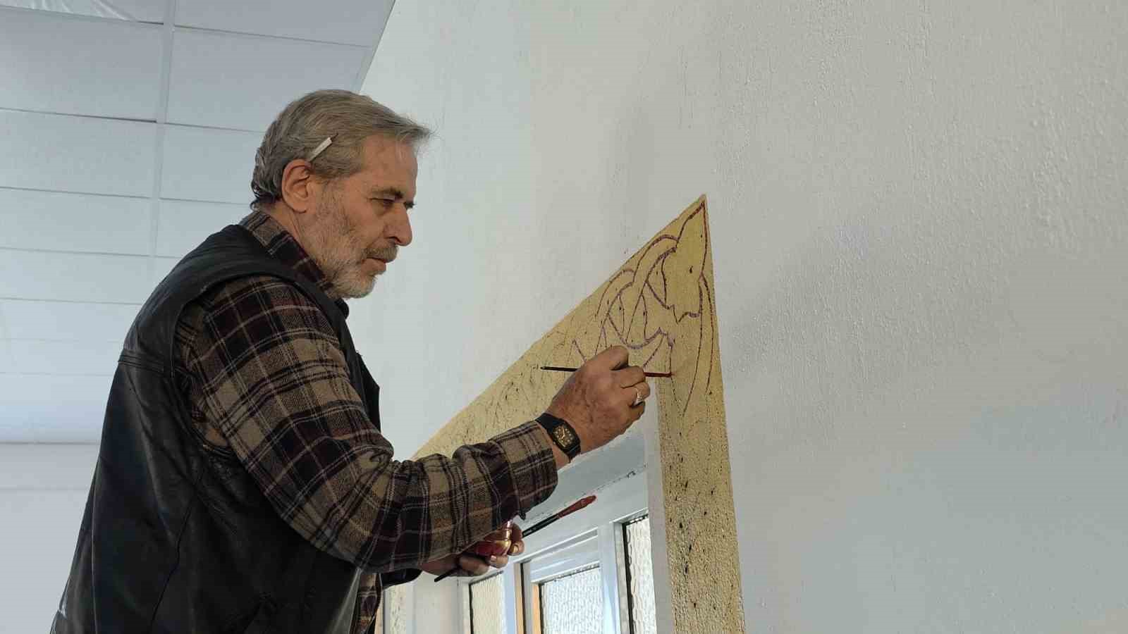 Kütahyalı imam görev yaptığı camileri hat ve nakkaş sanatı ile süslüyor
