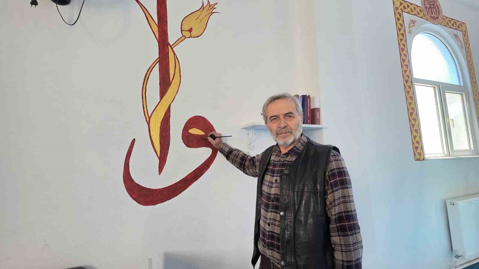 Kütahyalı imam görev yaptığı camileri hat ve nakkaş sanatı ile süslüyor
