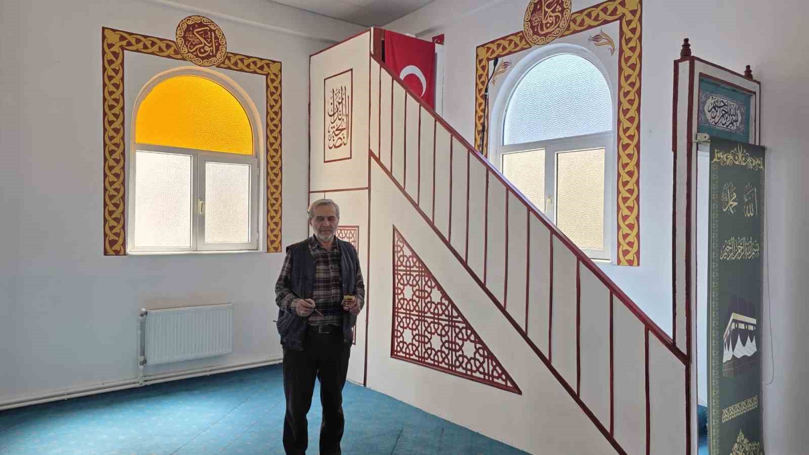 Kütahyalı imam görev yaptığı camileri hat ve nakkaş sanatı ile süslüyor

