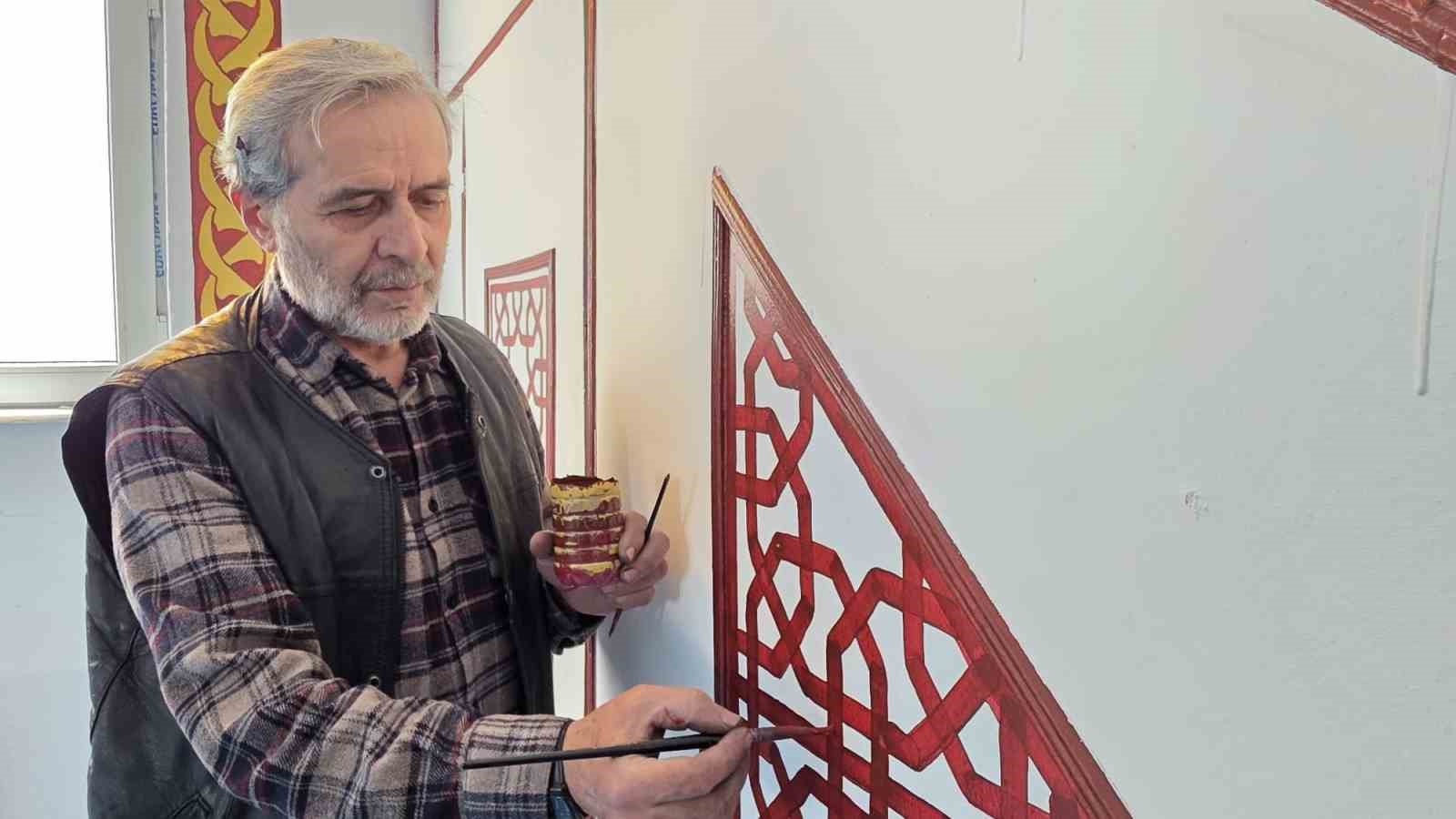 Kütahyalı imam görev yaptığı camileri hat ve nakkaş sanatı ile süslüyor
