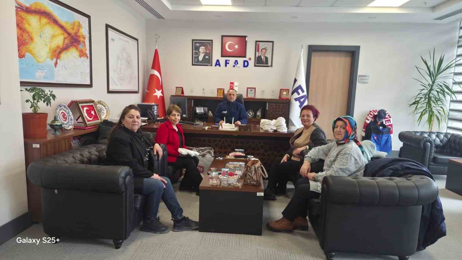 Kütahyalı kadınlar ördükleri bereleri AFAD’a teslim etti
