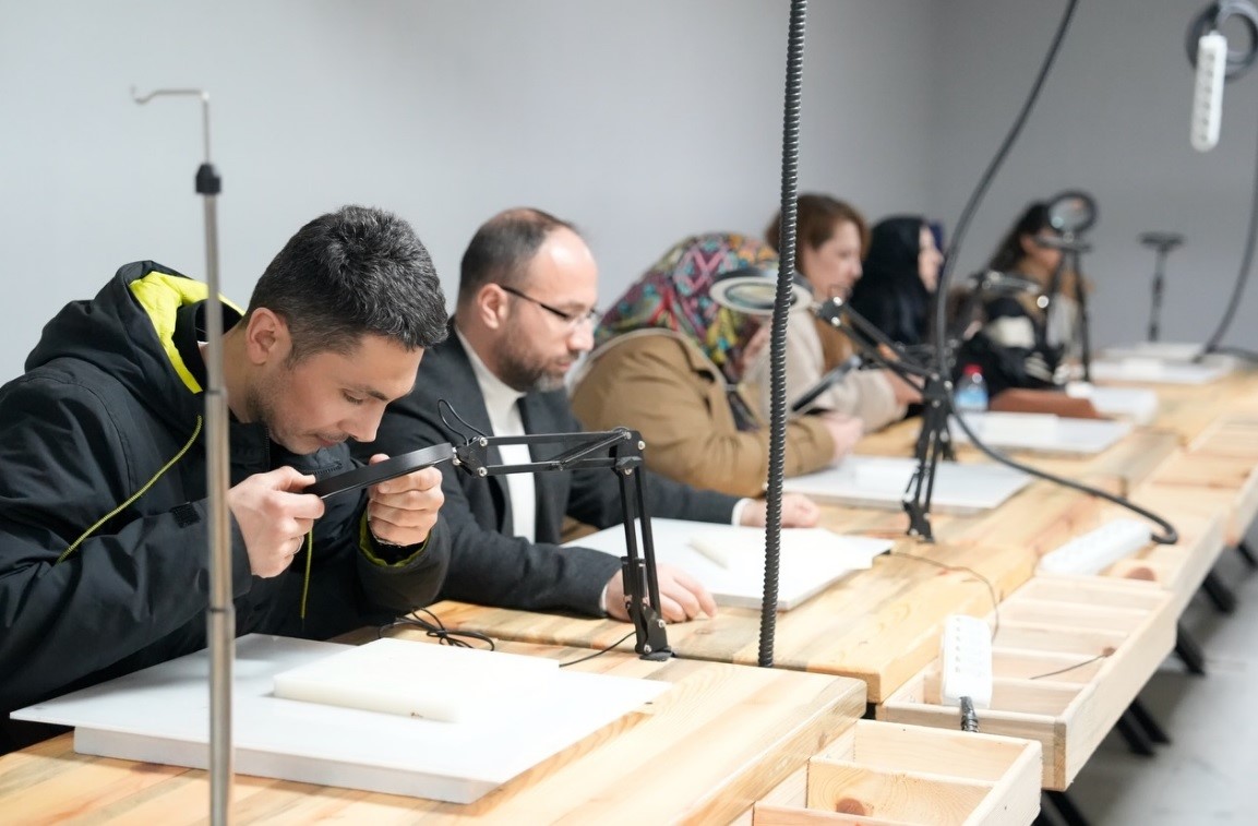 Kütahyalı öğretmenler Ahmet Uluçay müzesinde deri işleme sanatı hakkında bilgilendi
