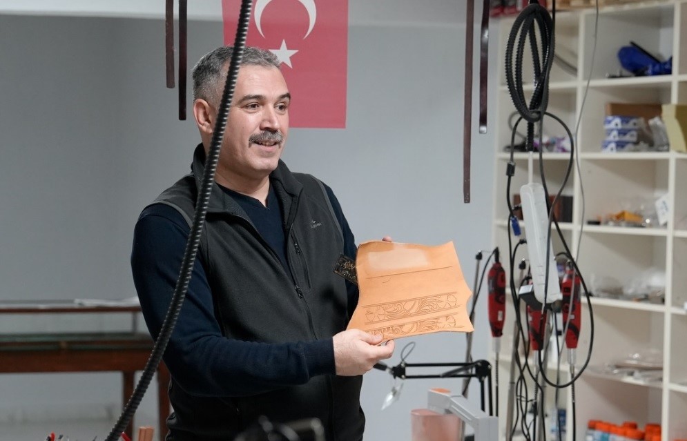 Kütahyalı öğretmenler Ahmet Uluçay müzesinde deri işleme sanatı hakkında bilgilendi
