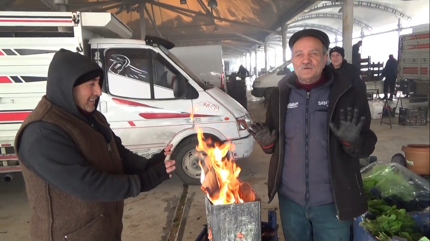 Kütahyalı pazarcılar tenekede ateş yakarak ısınıyor
