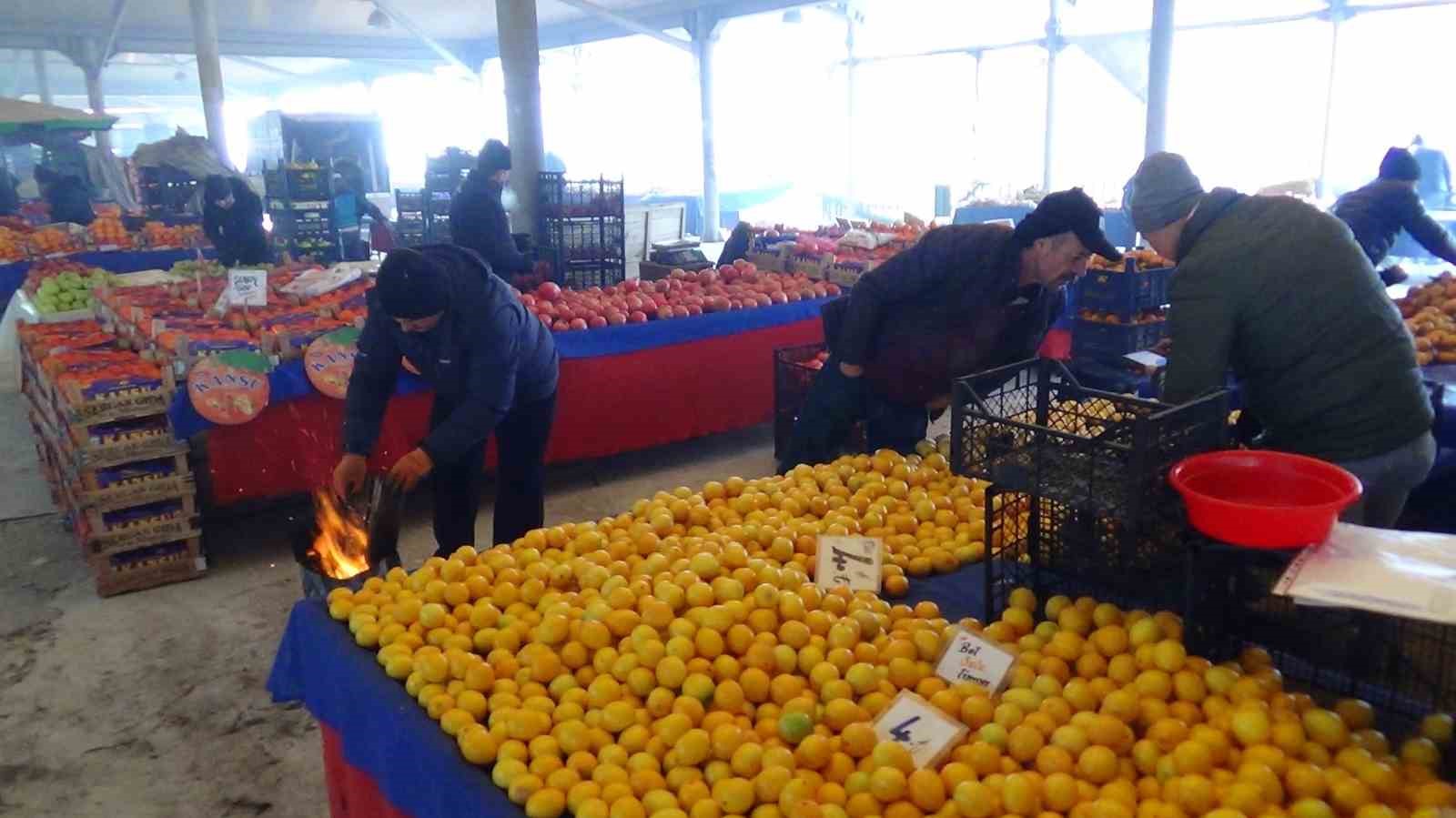 Kütahyalı pazarcılar tenekede ateş yakarak ısınıyor
