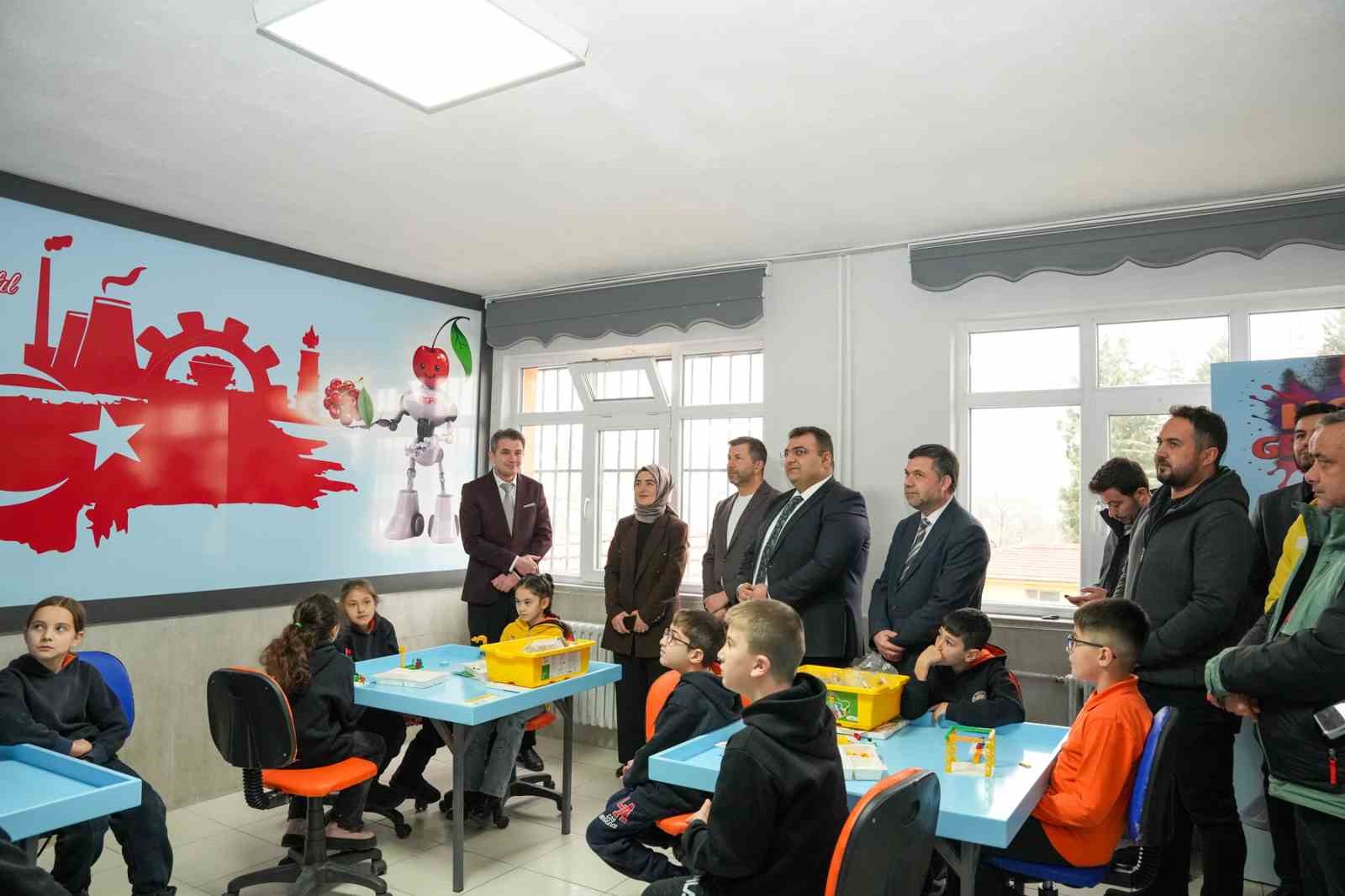 Kütahya’nın Pazarlar İlkokulu’nda Robotik Kodlama Sınıfı hizmete açıldı
