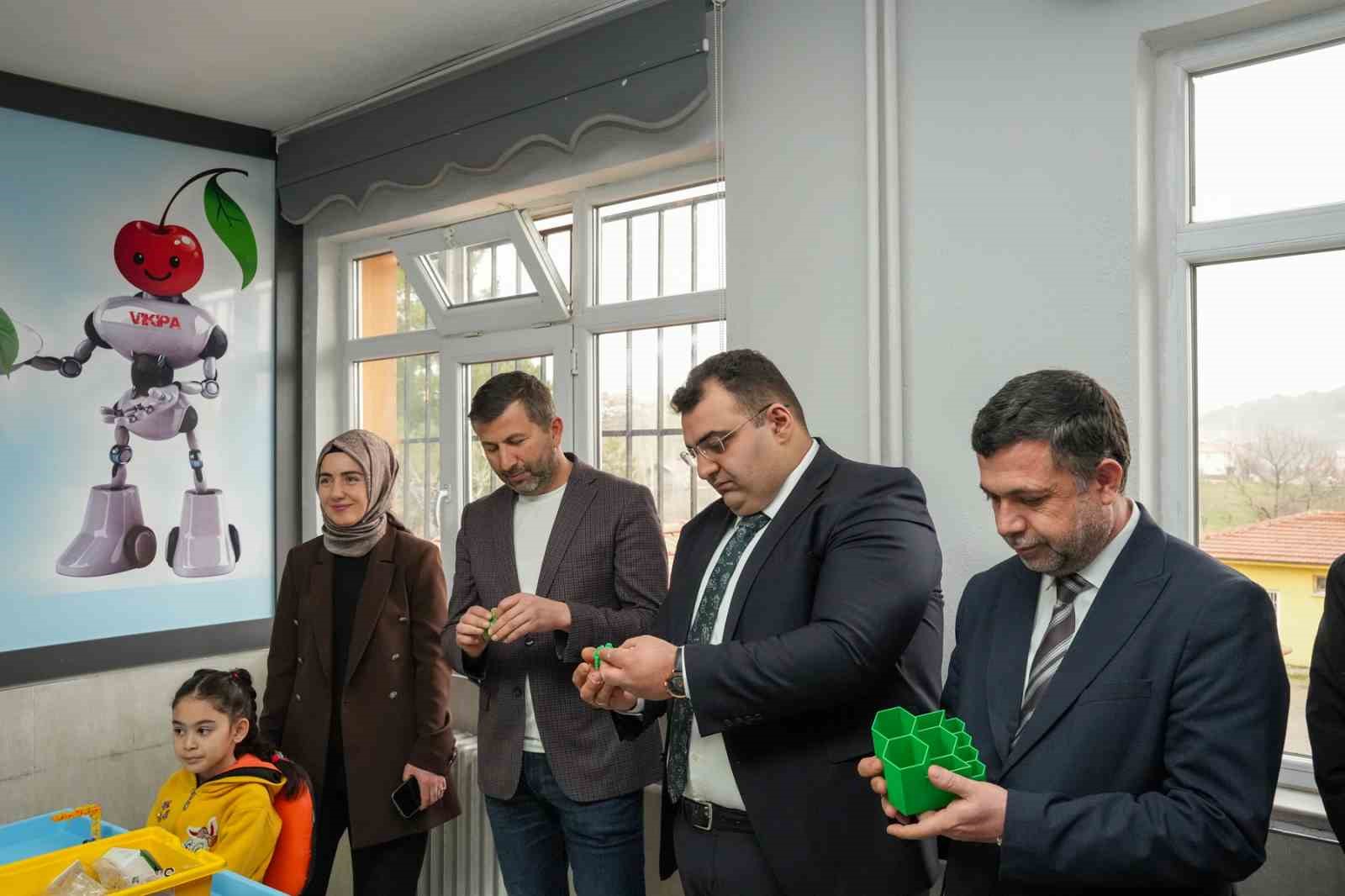 Kütahya’nın Pazarlar İlkokulu’nda Robotik Kodlama Sınıfı hizmete açıldı
